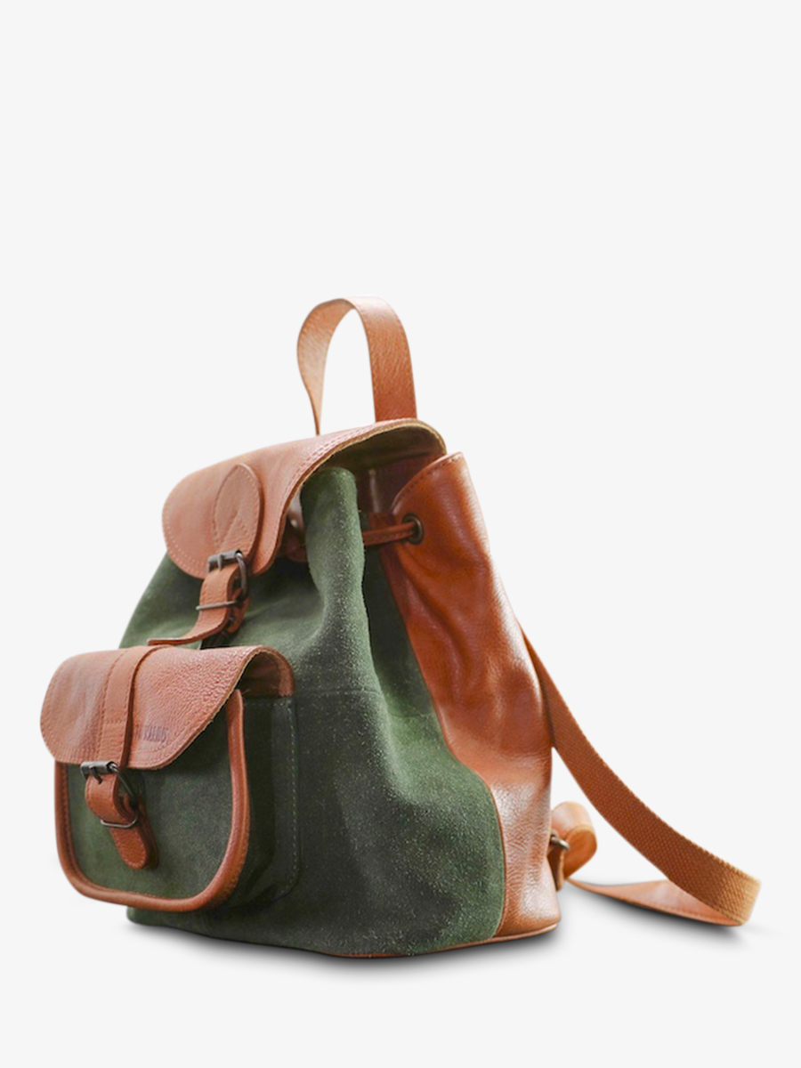 photo-vue-de-cote-sac-a-dos-cuir-femme-marron-vert-lebaroudeur-pampa-naturel-vert-forêt-paul-marius-m39-ol-gf