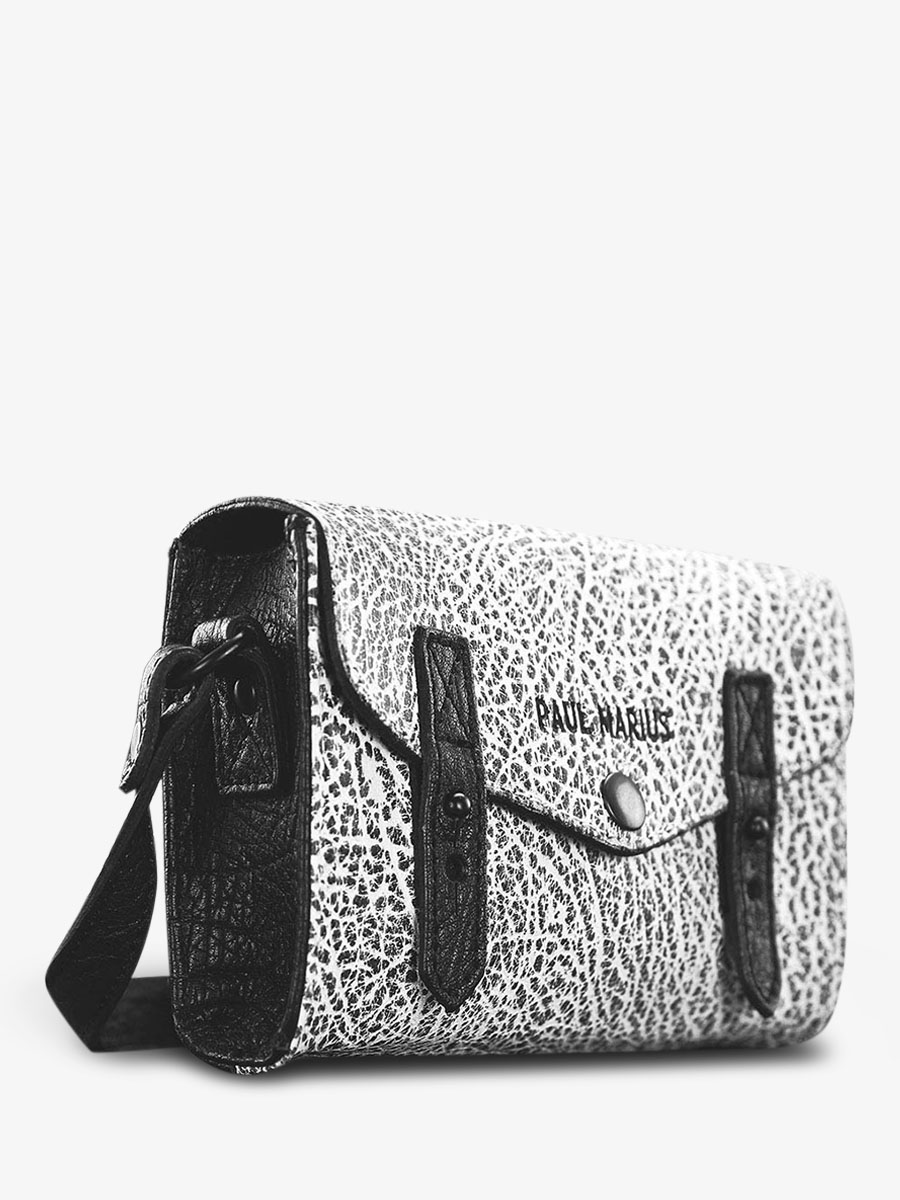 photo-vue-de-cote-sac-bandouliere-cuir-femme-le-mini-indispensable-empreinte-paul-marius-w08s-b-w