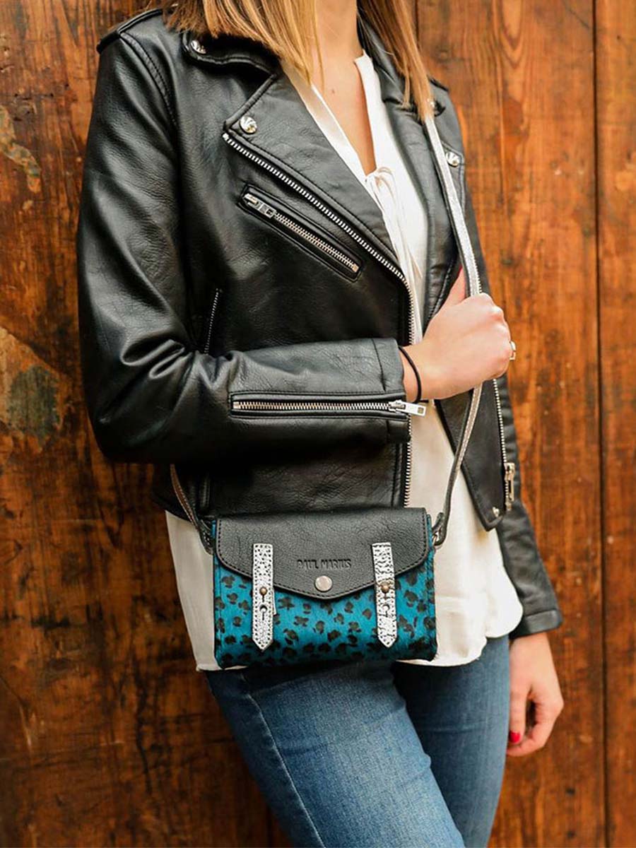photo-portee-sac-bandouliere-cuir-femme-bleu-argente-le-mini-indispensable-leopard-bleu-piscine-argente-paul-marius-w08s-lp-blu-b
