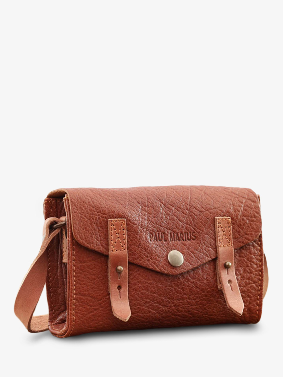 photo-vue-de-cote-sac-bandouliere-cuir-femme-marron-le-mini-indispensable-naturel-paul-marius-w08s-l