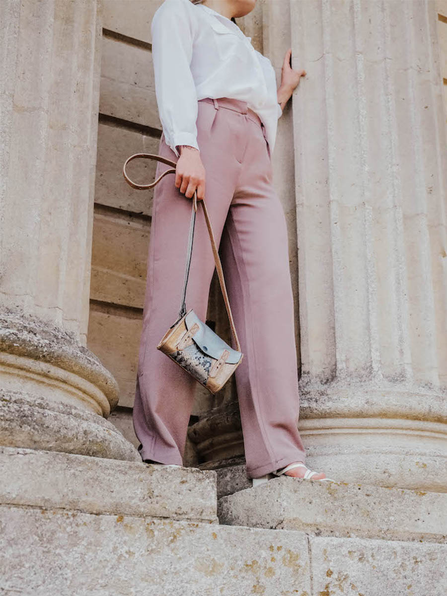 photo-portee-sac-bandouliere-cuir-femme-le-mini-indispensable-aphrodite-paul-marius-w08s-aph