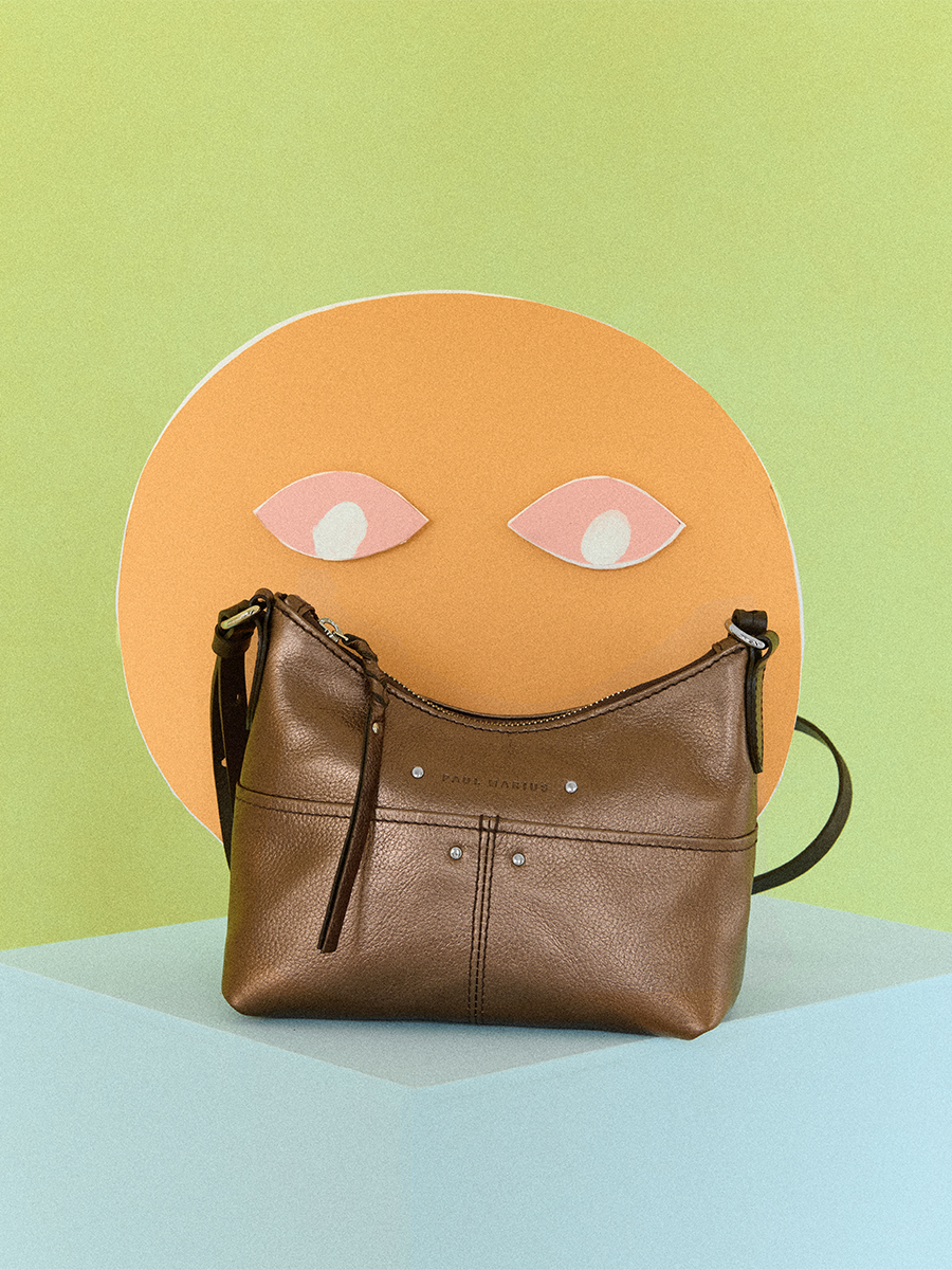 photo portée lifestyle, petit sac bandoulière cuir cuivré, Paul Marius LeLoustic cuivré