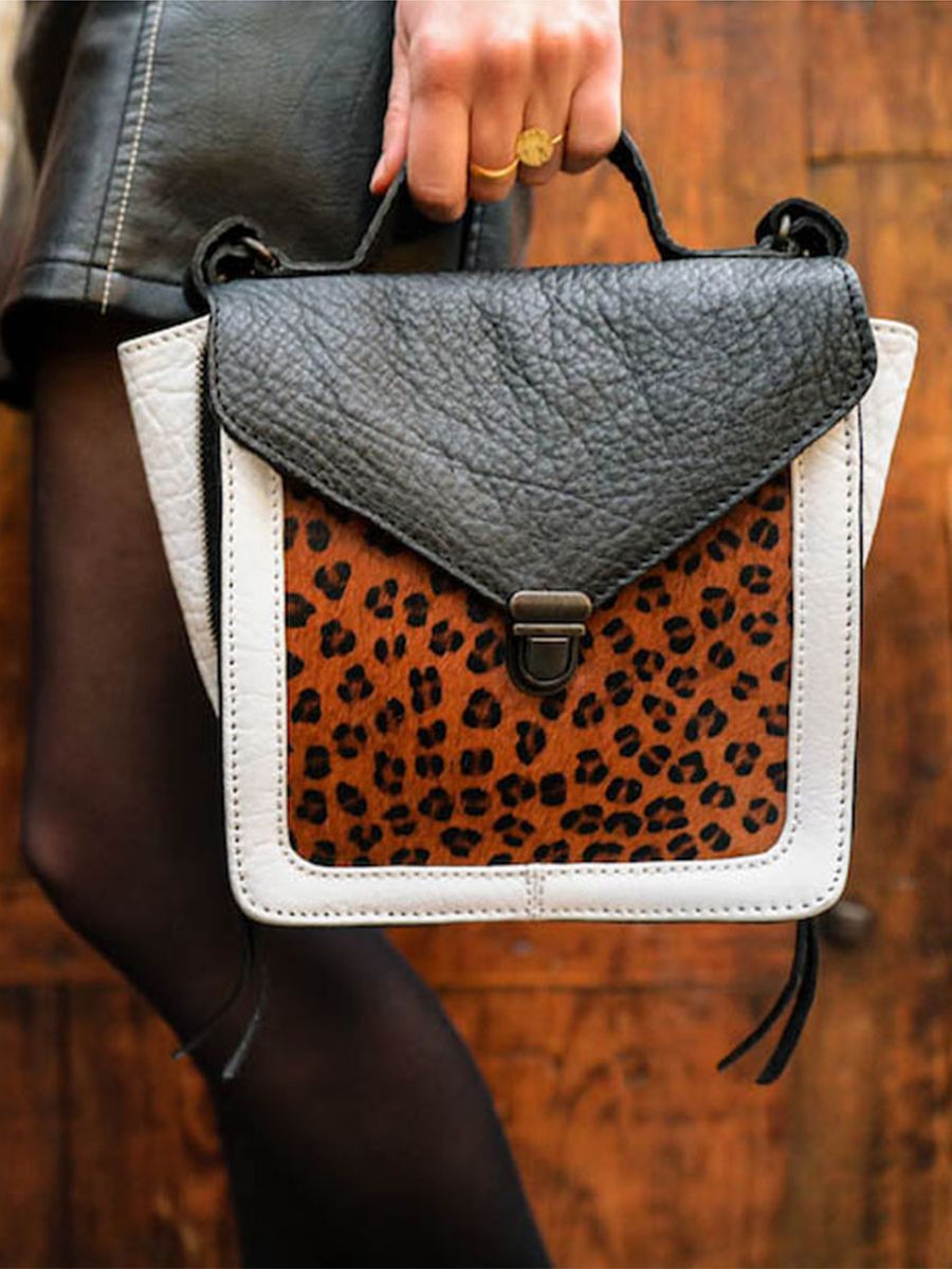 photo-portee-petit-sac-bandouliere-cuir-femme-noir-blanc-mistinguette-leopard-noir-blanc-paul-marius-w20-lp-b-w