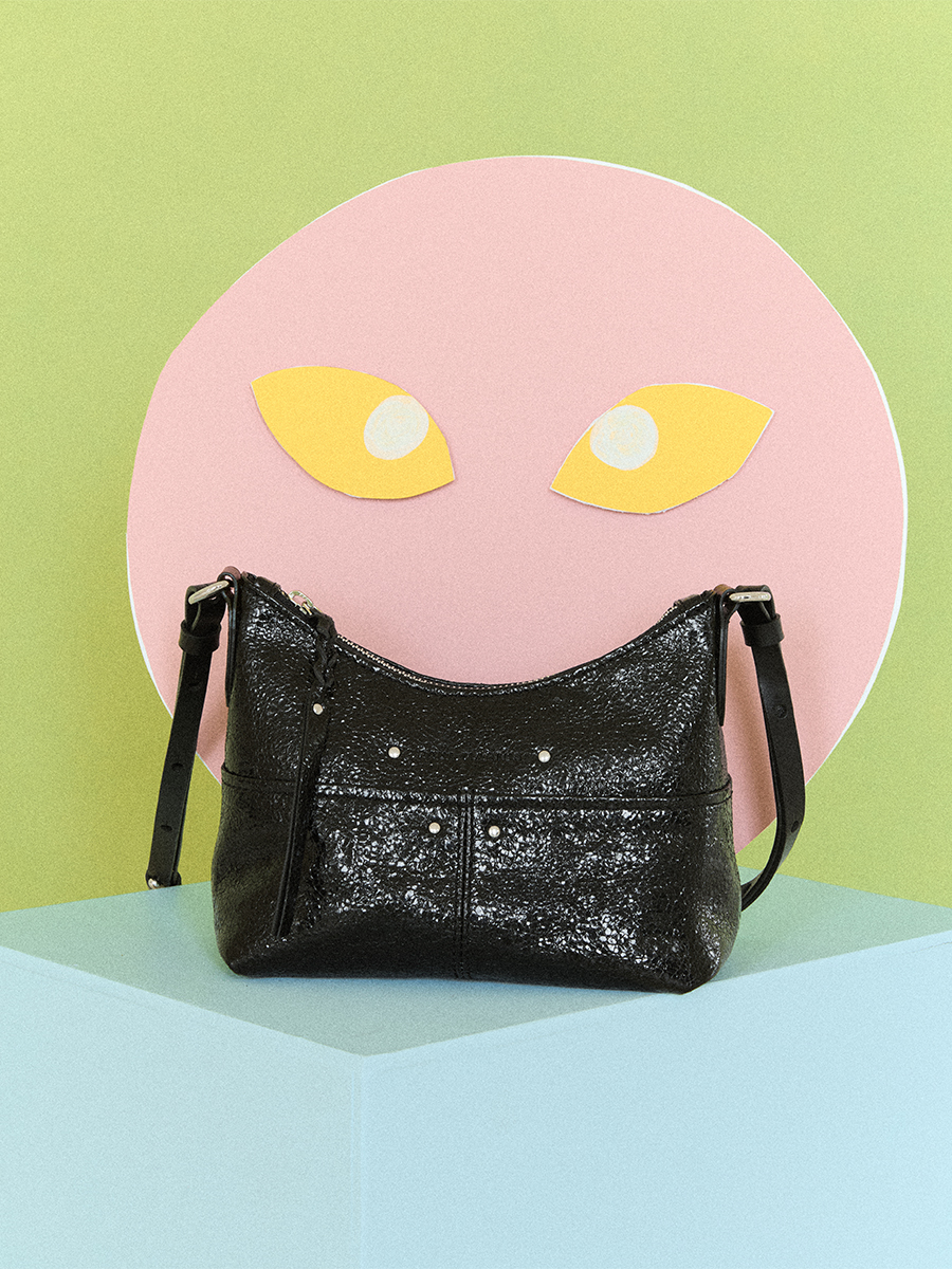 photo portée lifestyle, petit sac bandoulière cuir noir métallisé, Paul Marius LeLoustic Éclipse