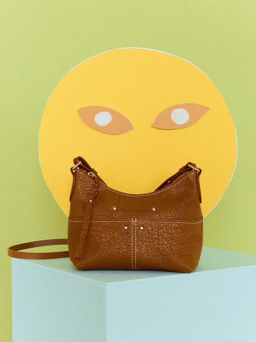 photo portée lifestyle, petit sac bandoulière en cuir naturel, Paul Marius LeLoustic naturel