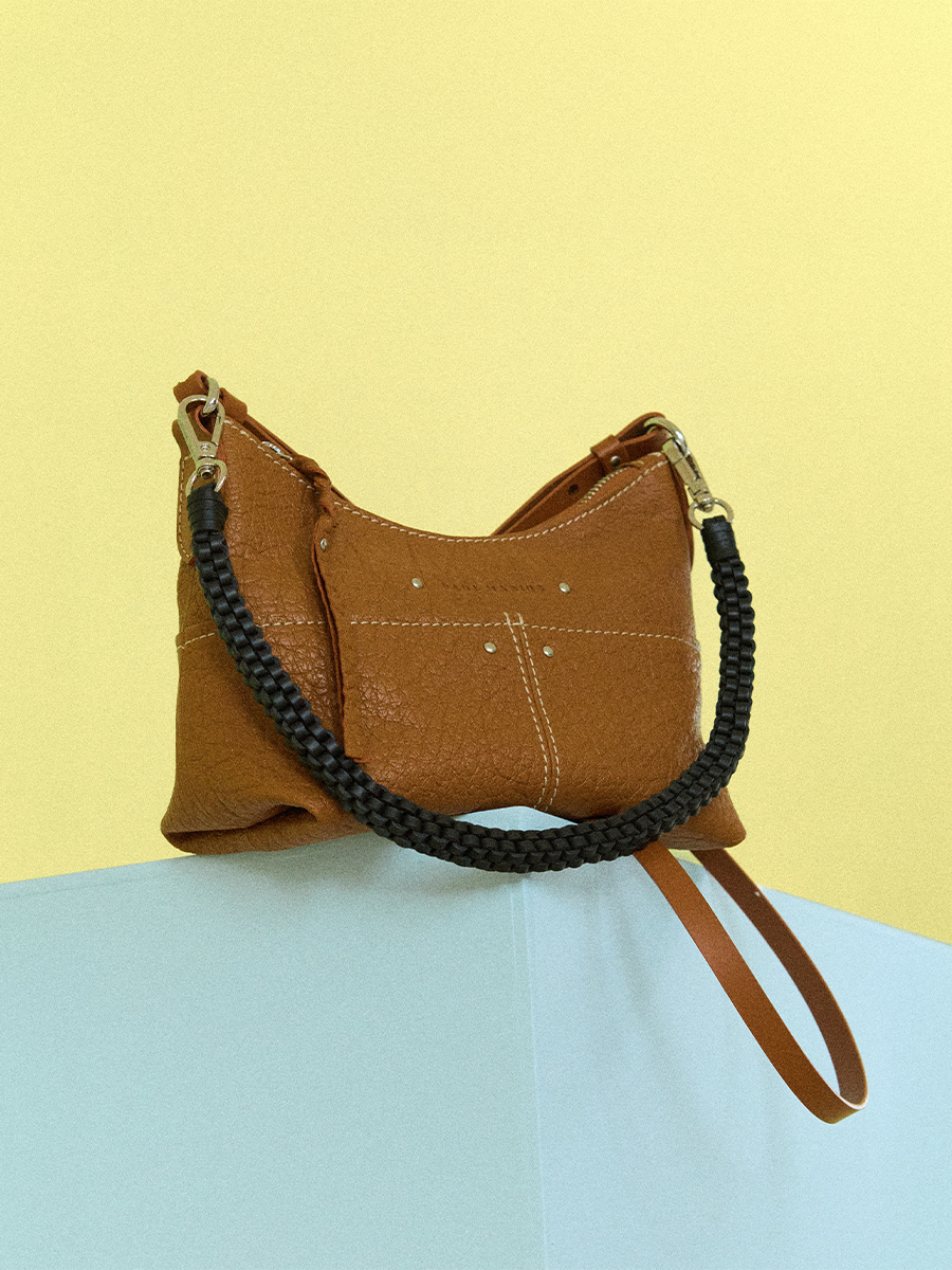 photo de la matière, petit sac bandoulière en cuir naturel, Paul Marius LeLoustic naturel