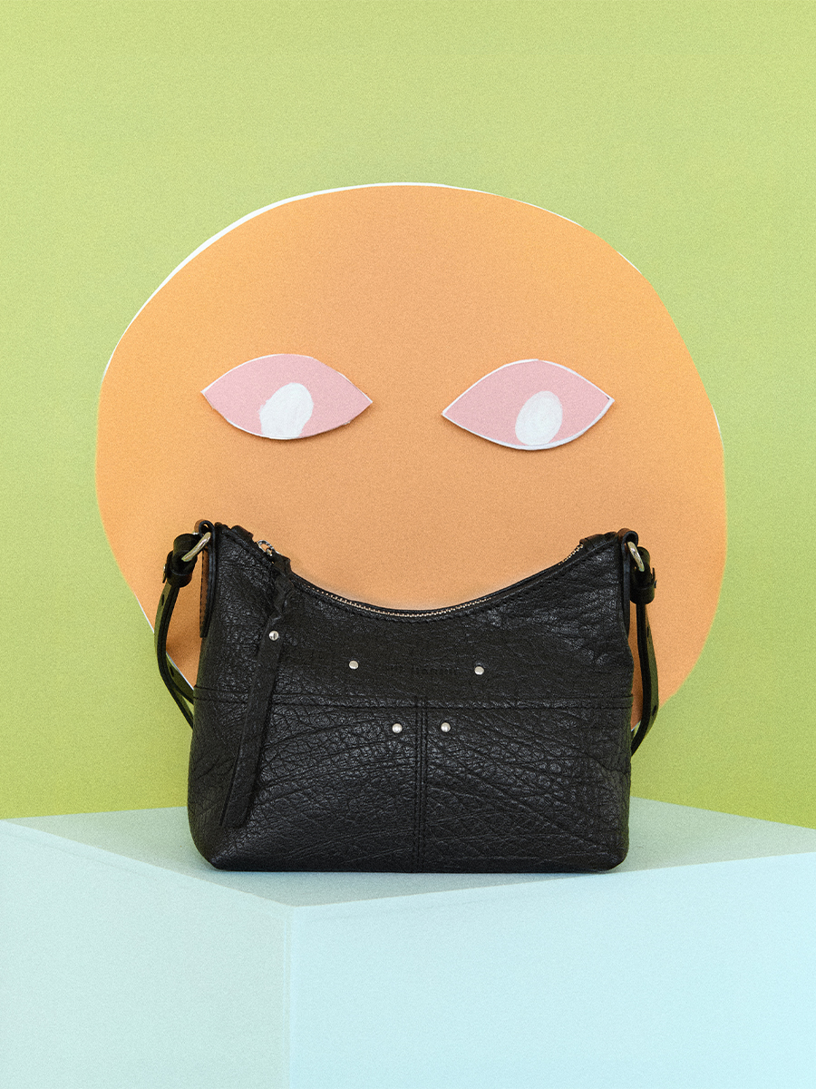 photo portée lifestyle, petit sac bandoulière cuir noir, Paul Marius LeLoustic noir