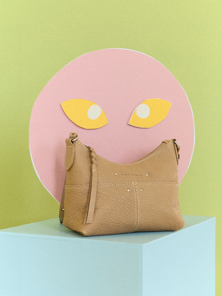 photo portée lifestyle, petit sac bandoulière cuir taupe, Paul Marius LeLoustic taupe