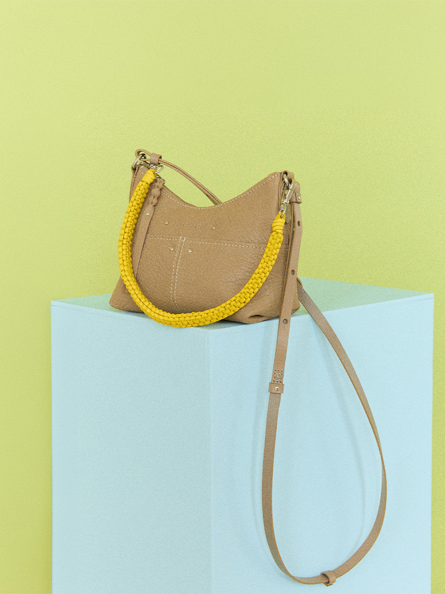photo de la matière, petit sac bandoulière cuir taupe, Paul Marius LeLoustic taupe