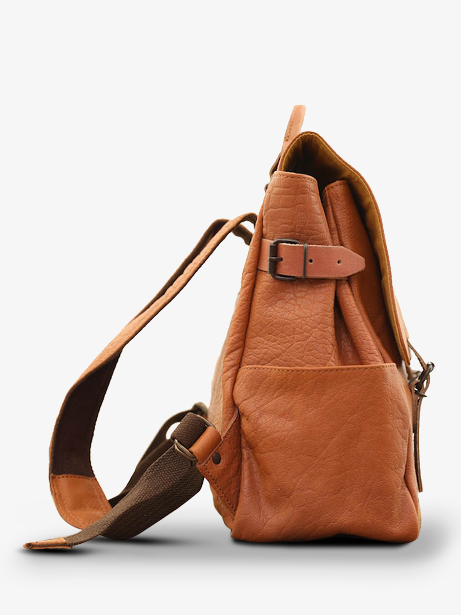 photo-vue-de-cote-sac-a-dos-en-cuir-beige-laudacieux-sable-paul-marius-w14-n