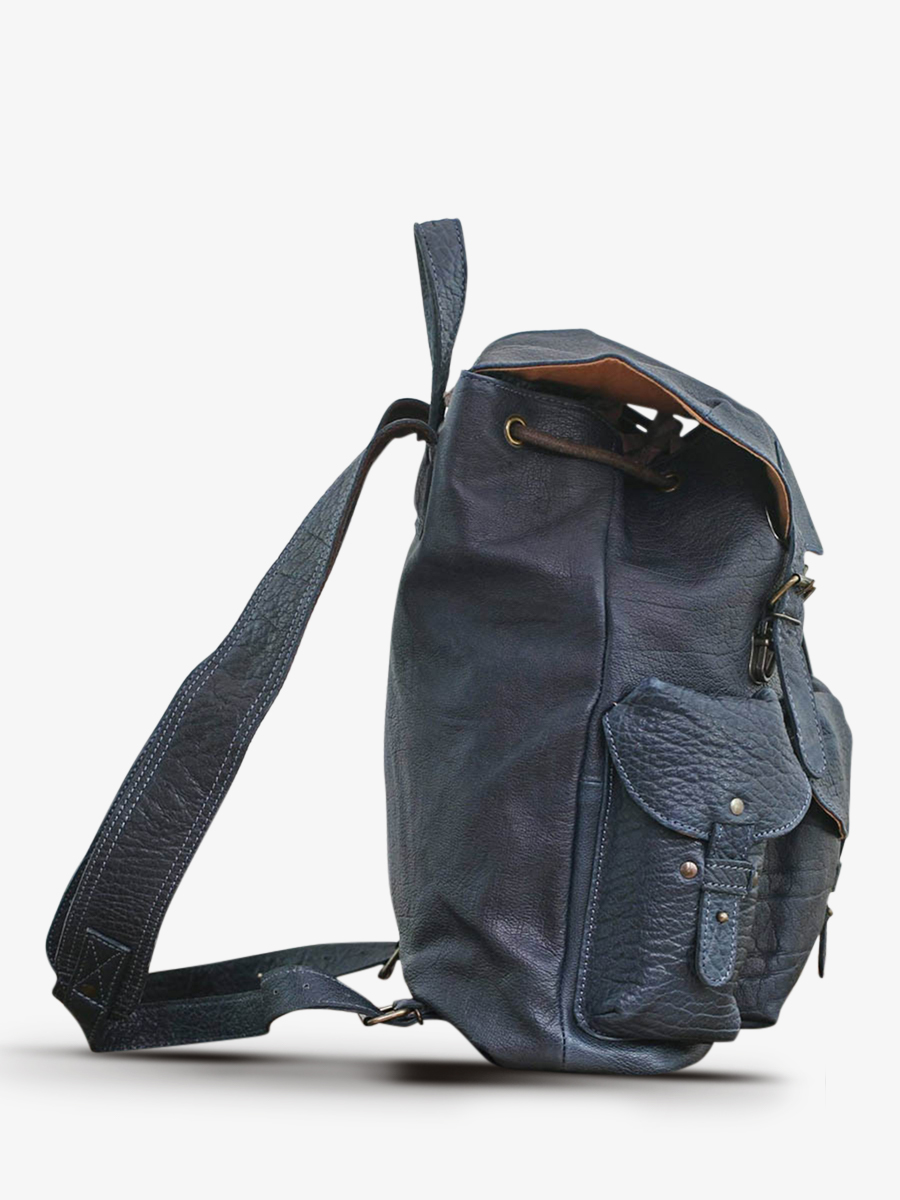 photo-vue-de-cote-sac-a-dos-en-cuir-bleu-lemeridien-bleu-encre-paul-marius-m38-db