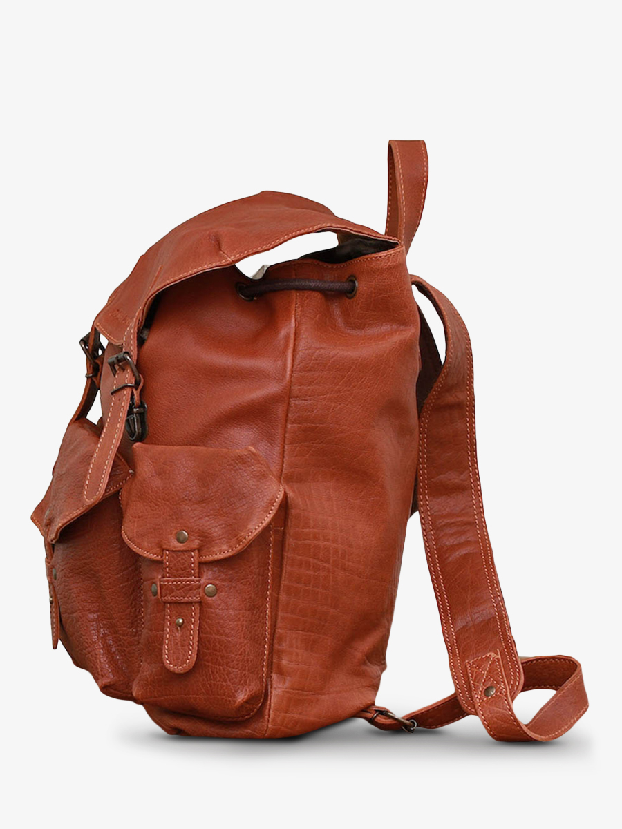 photo-vue-de-cote-sac-a-dos-en-cuir-marron-lemeridien-naturel-paul-marius-m38-l