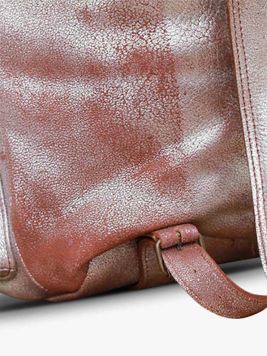 photo-matiere-sac-a-dos-en-cuir-argente-lemeridien-ambre-argente-paul-marius-m38-bs