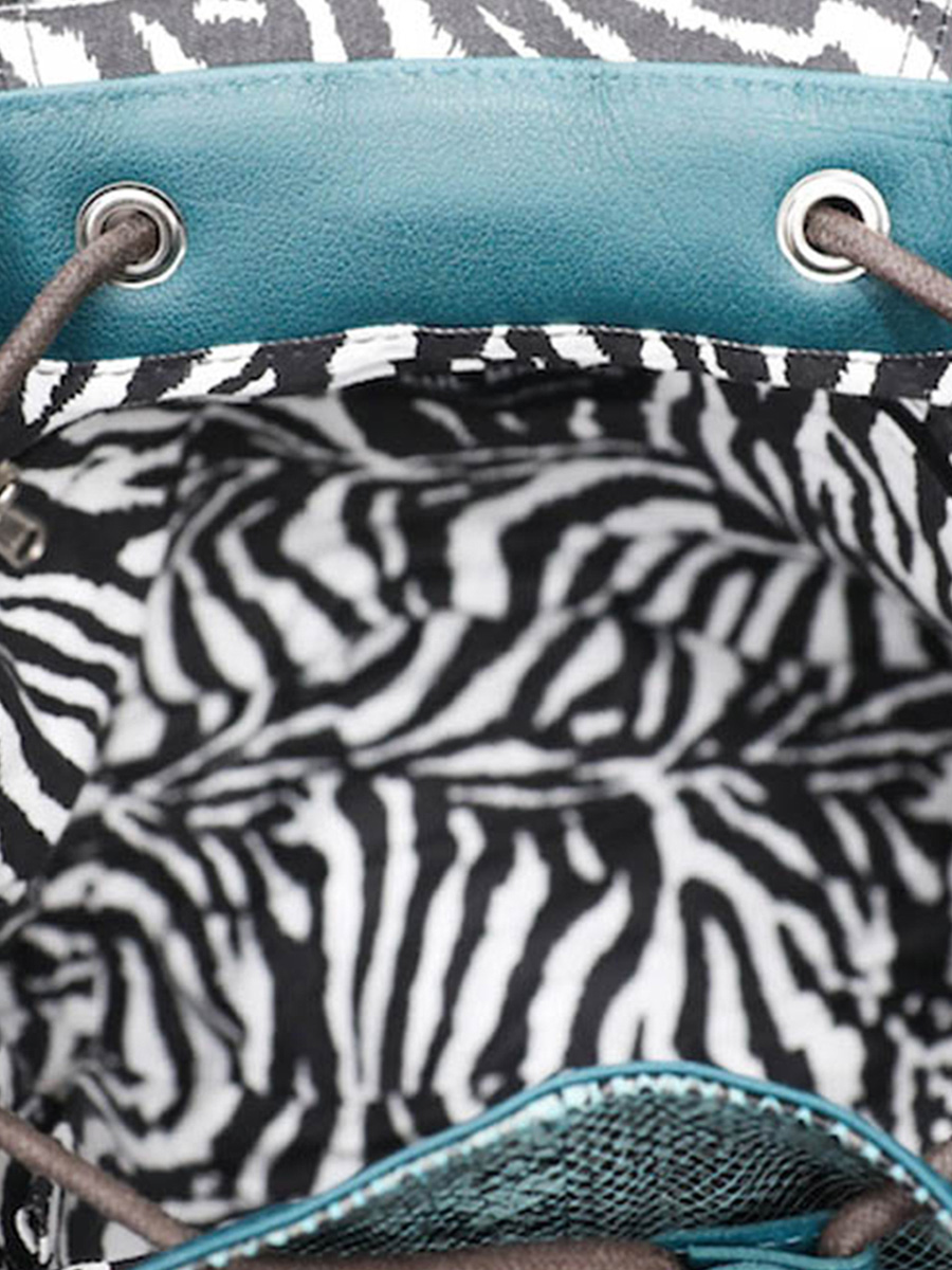 photo-vue-de-cote-sac-a-dos-cuir-femme-bleu-argente-lebaroudeur-chimere-bleu-piscine-argente-paul-marius-m40-ch-blu-s