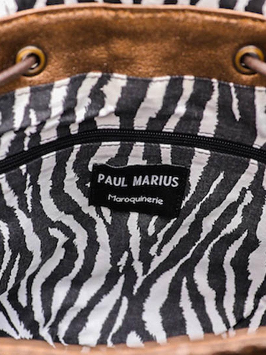 photo-vue-de-cote-sac-a-dos-cuir-femme-kaki-cuivre-lebaroudeur-chimere-kaki-cuivre-paul-marius-m40-ch-k-c