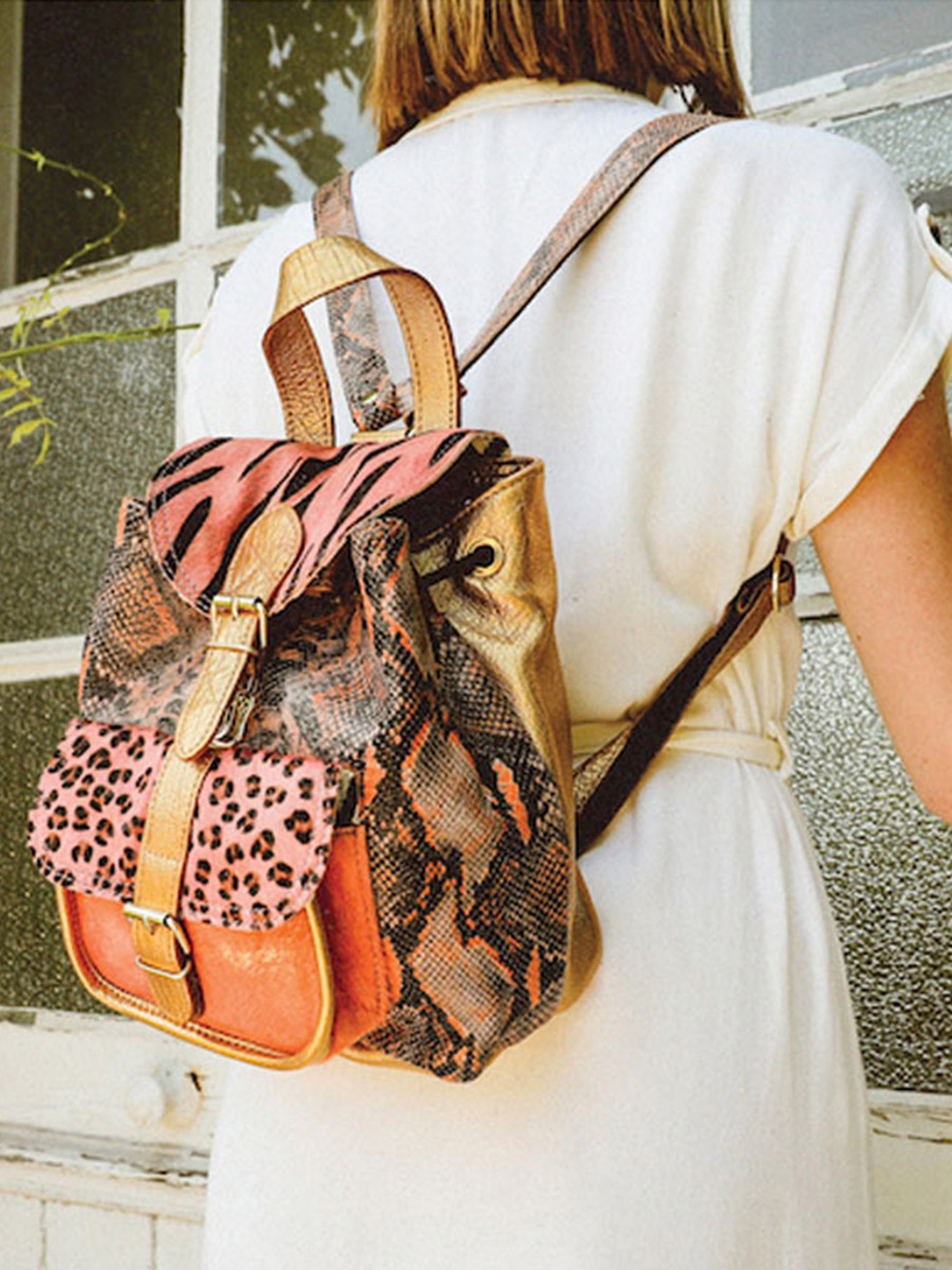 photo-vue-de-cote-sac-a-dos-cuir-femme-rose-dore-lebaroudeur-chimere-rose-dore-paul-marius-m40-ch-pi-g