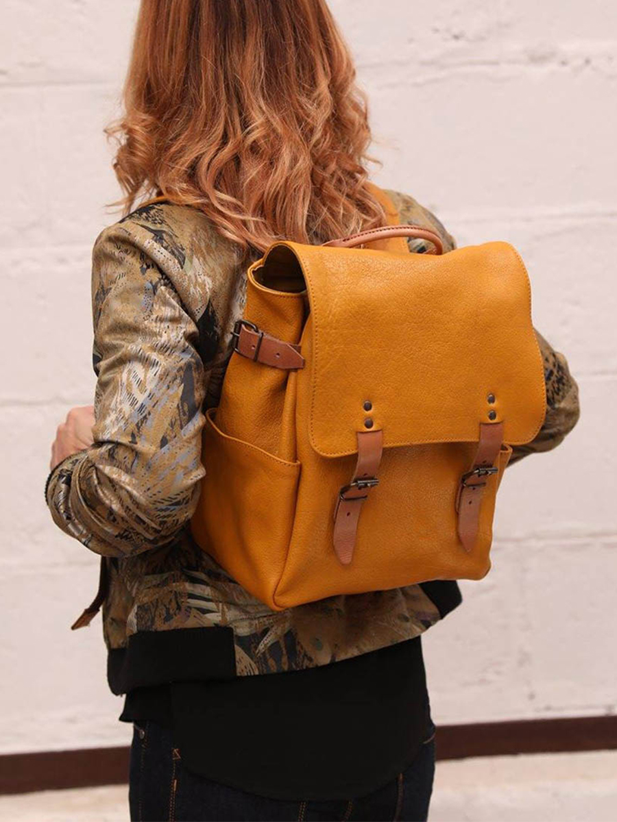 photo-portee-sac-a-dos-en-cuir-jaune-laudacieux-safran-paul-marius-w14-y