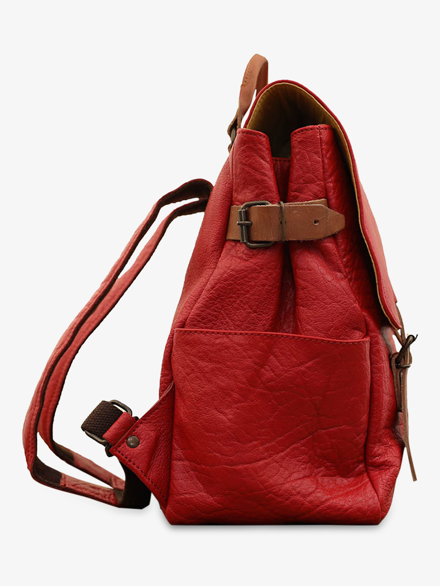 photo-vue-de-cote-sac-a-dos-en-cuir-rouge-laudacieux-rouge-carmin-paul-marius-w14-r