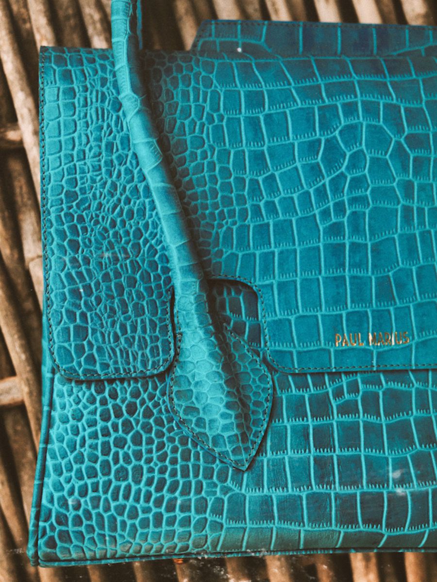 photo-portee-sac-a-main-cuir-femme-bleu-colette-m-alligator-cocktail-topaze-paul-marius-w28m-a-blu