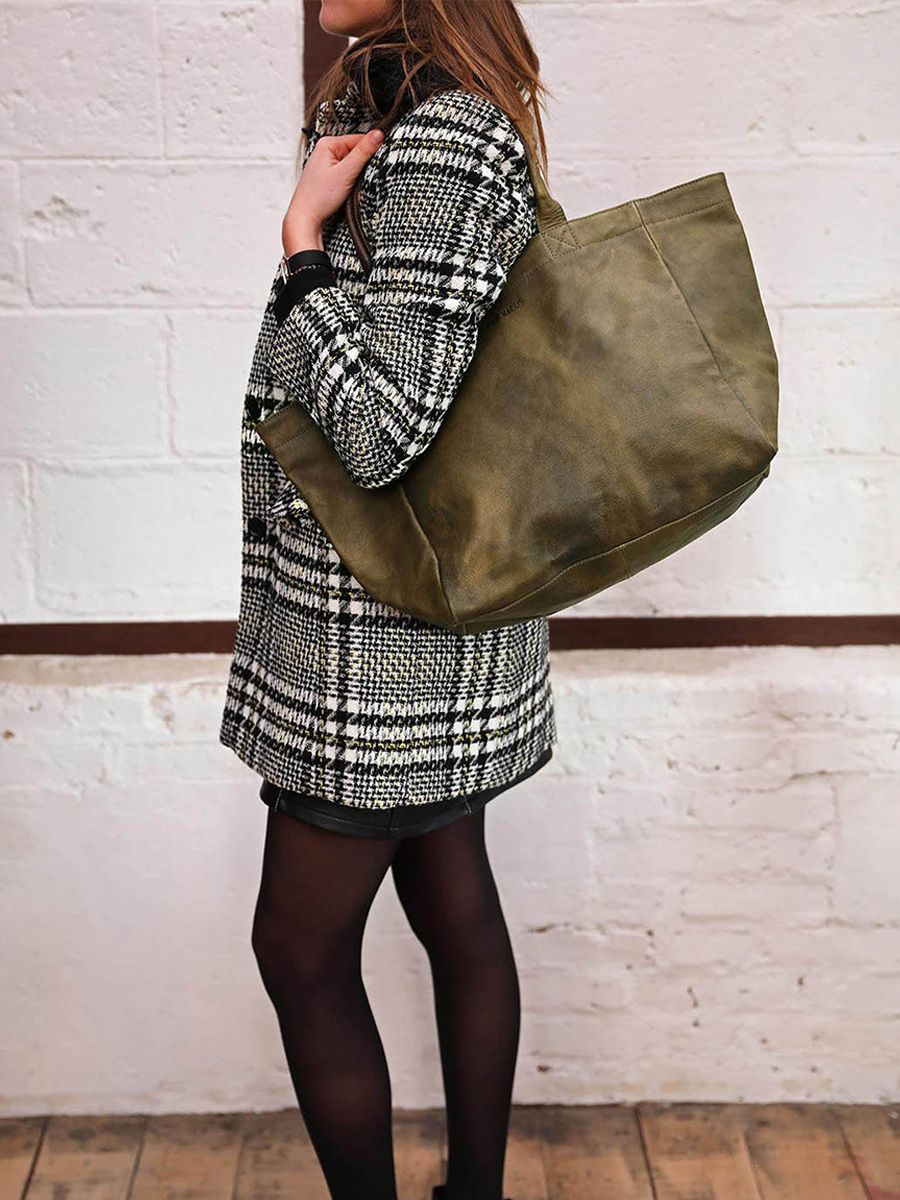 photo-vue-de-cote-sac-cabas-cuir-femme-paulmarius-kaki-monpartenaire-m-kaki-huile-paul-marius-m300m-ok