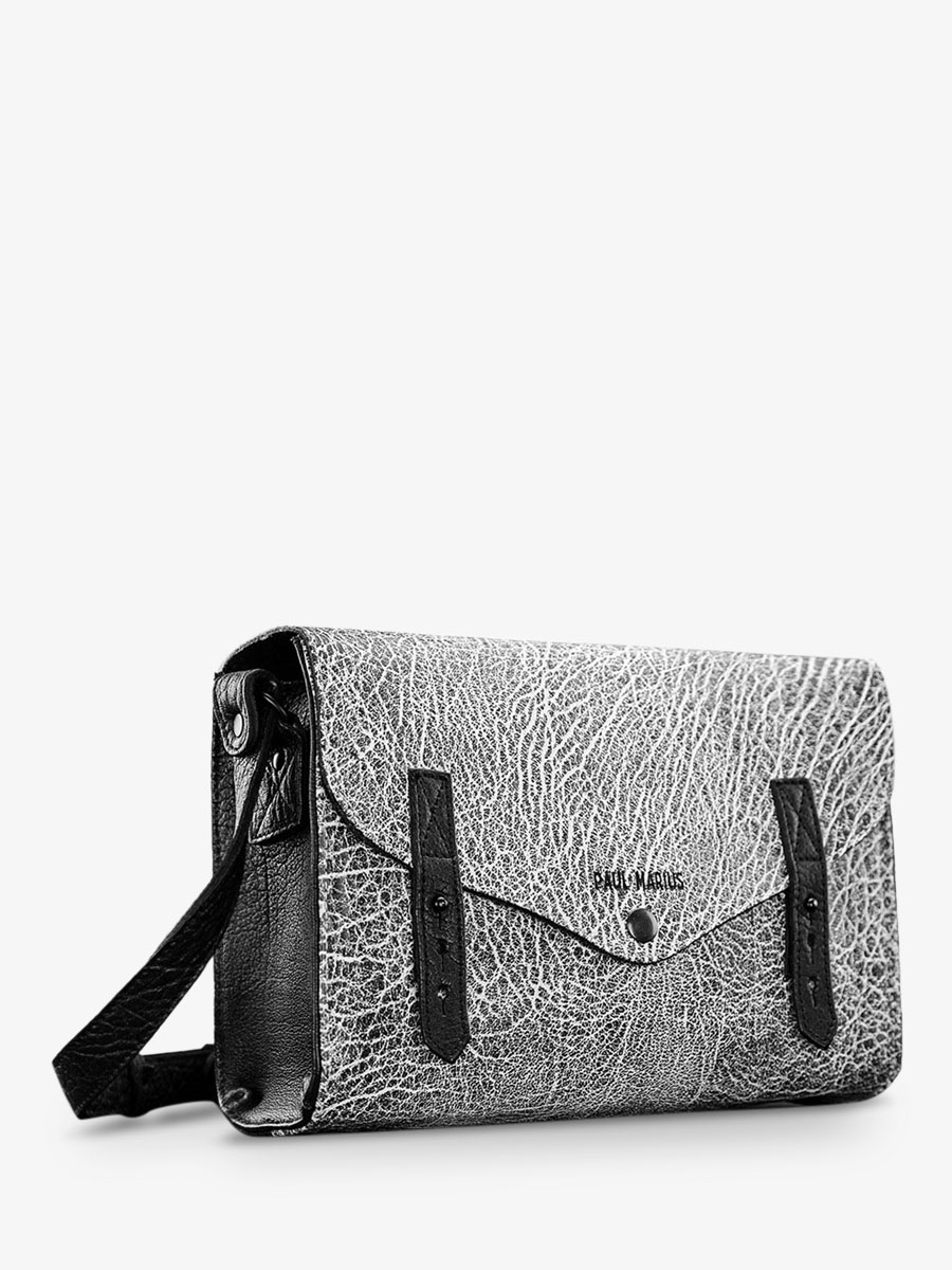 photo-vue-de-cote-sac-bandouliere-cuir-femme-lindispensable-empreinte-paul-marius-w08-b-w