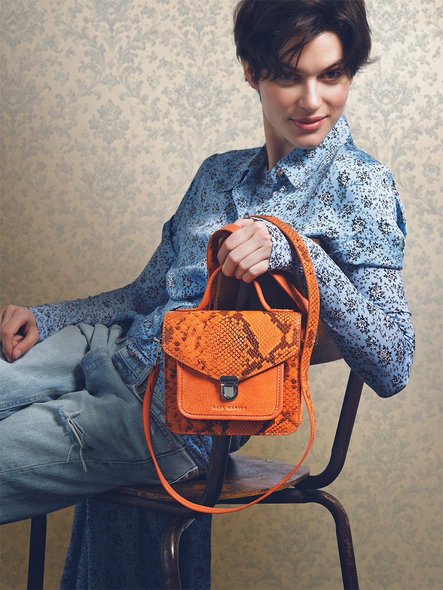 Petit sac à main en cuir orange Mademoiselle George XS Python - Ambre vue cote