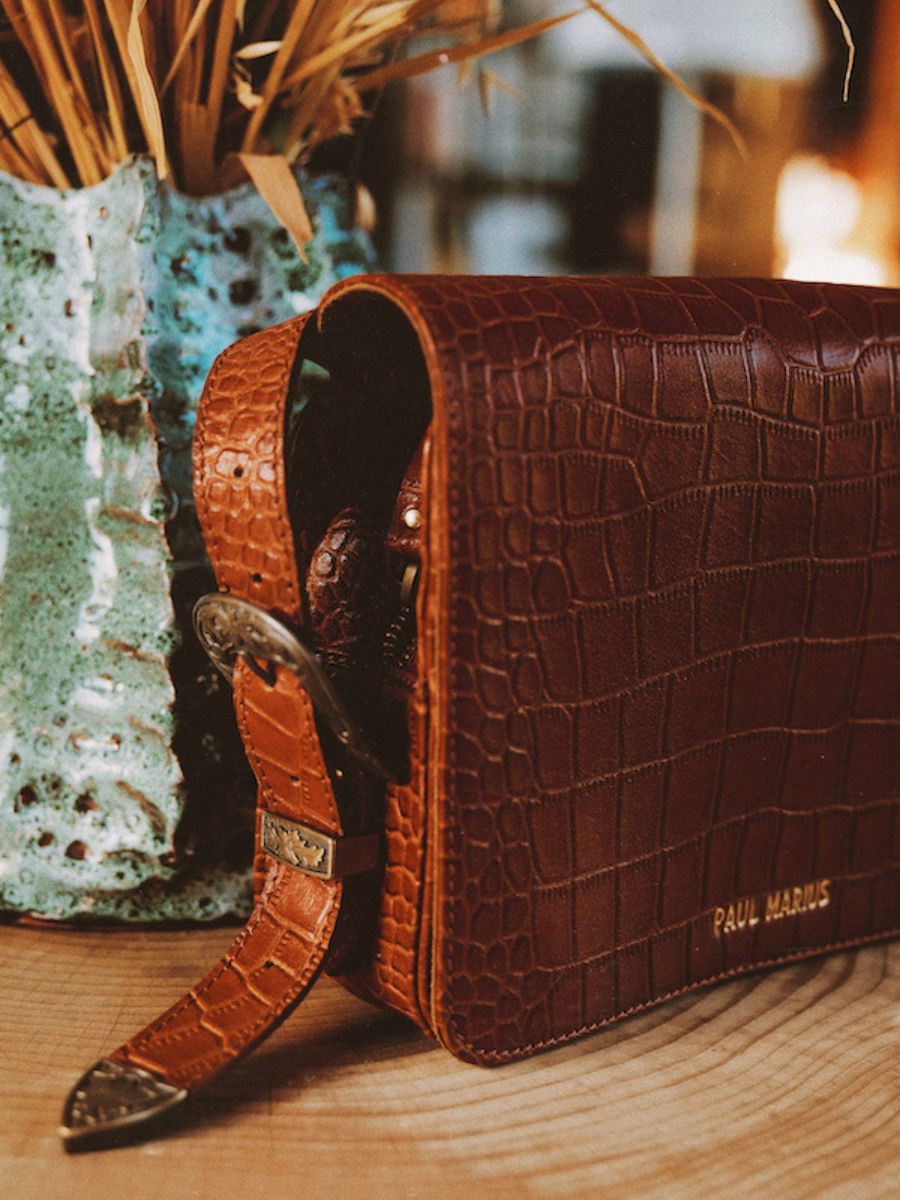 photo-matiere-sac-bandouliere-cuir-femme-marron-lebaguette-alligator-cocktail-ambre-paul-marius-w29-a-l