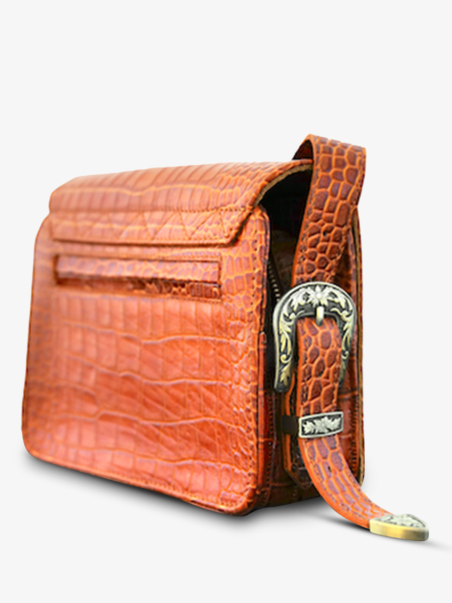 photo-vue-de-cote-sac-bandouliere-cuir-femme-marron-lebaguette-alligator-cocktail-ambre-paul-marius-w29-a-l