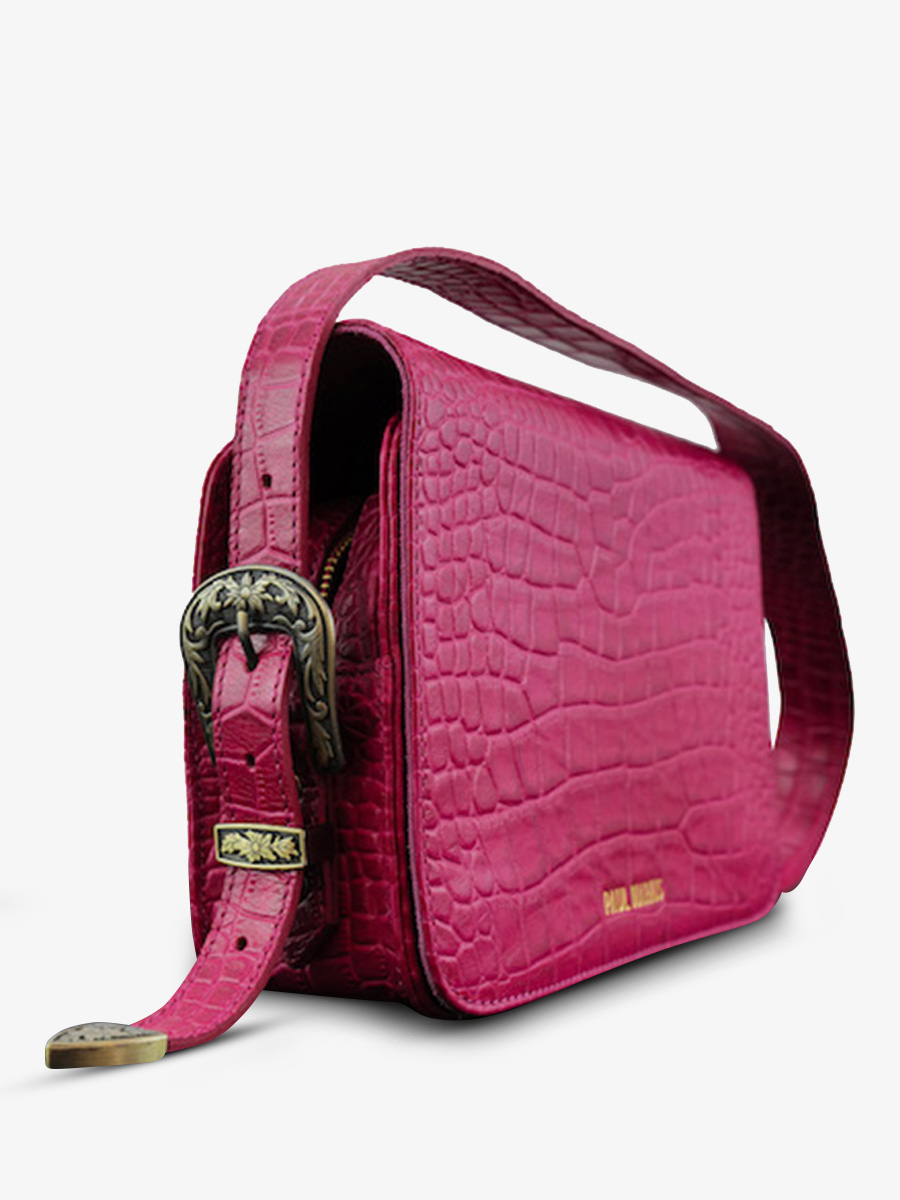 photo-vue-de-cote-sac-bandouliere-cuir-femme-rose-lebaguette-alligator-cocktail-tourmaline-paul-marius-w29-a-pi