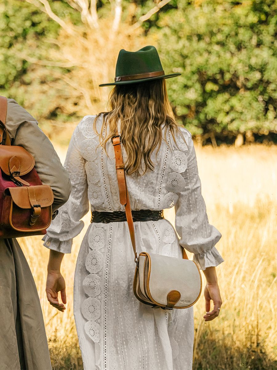 photo-vue-de-face-sac-bandouliere-cuir-femme-marron-beige-pampa-paul-marius-lebohemien