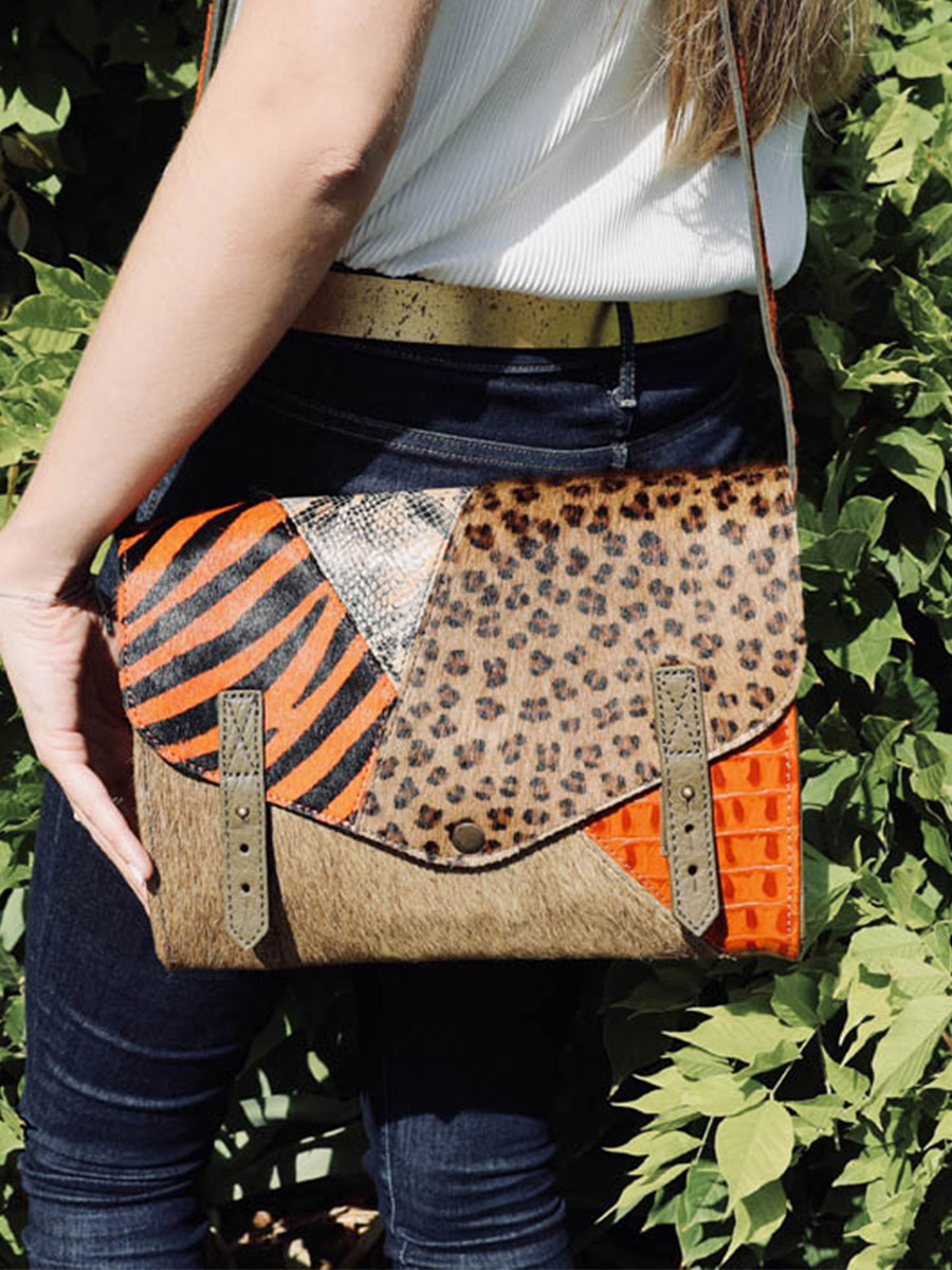 photo-portee-sac-bandouliere-cuir-femme-orange-vert-lindispensable-chimere-orange-kaki-paul-marius-w08-ch-o-k