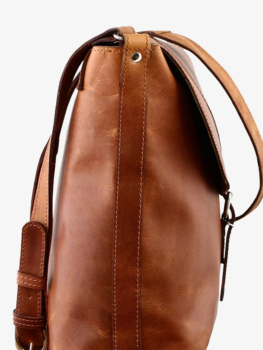 photo-vue-de-cote-sac-bandouliere-cuir-femme-marron-lauthentique-m-naturel-paul-marius-m43m-l