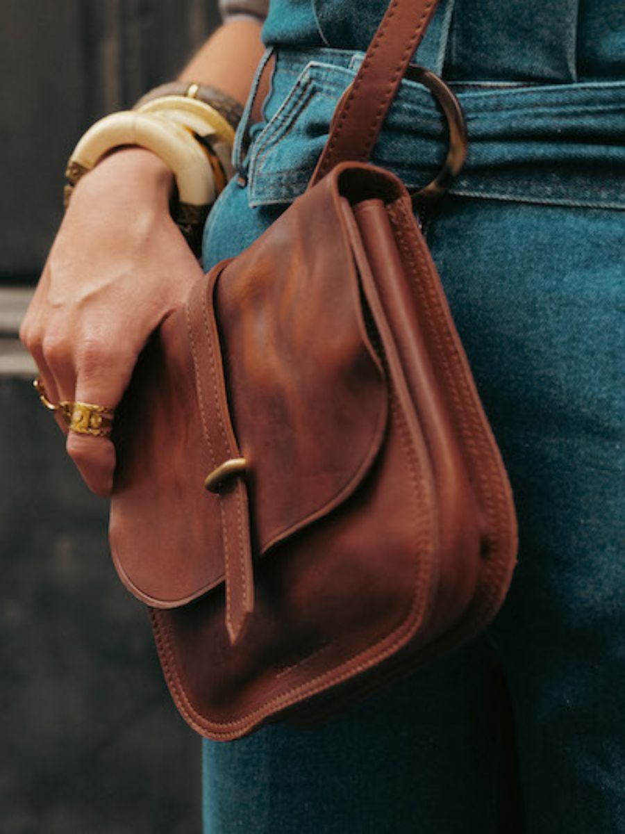 photo-interieur-sac-bandouliere-cuir-femme-marron-lagibeciere-brun-huile-paul-marius-m24-omb