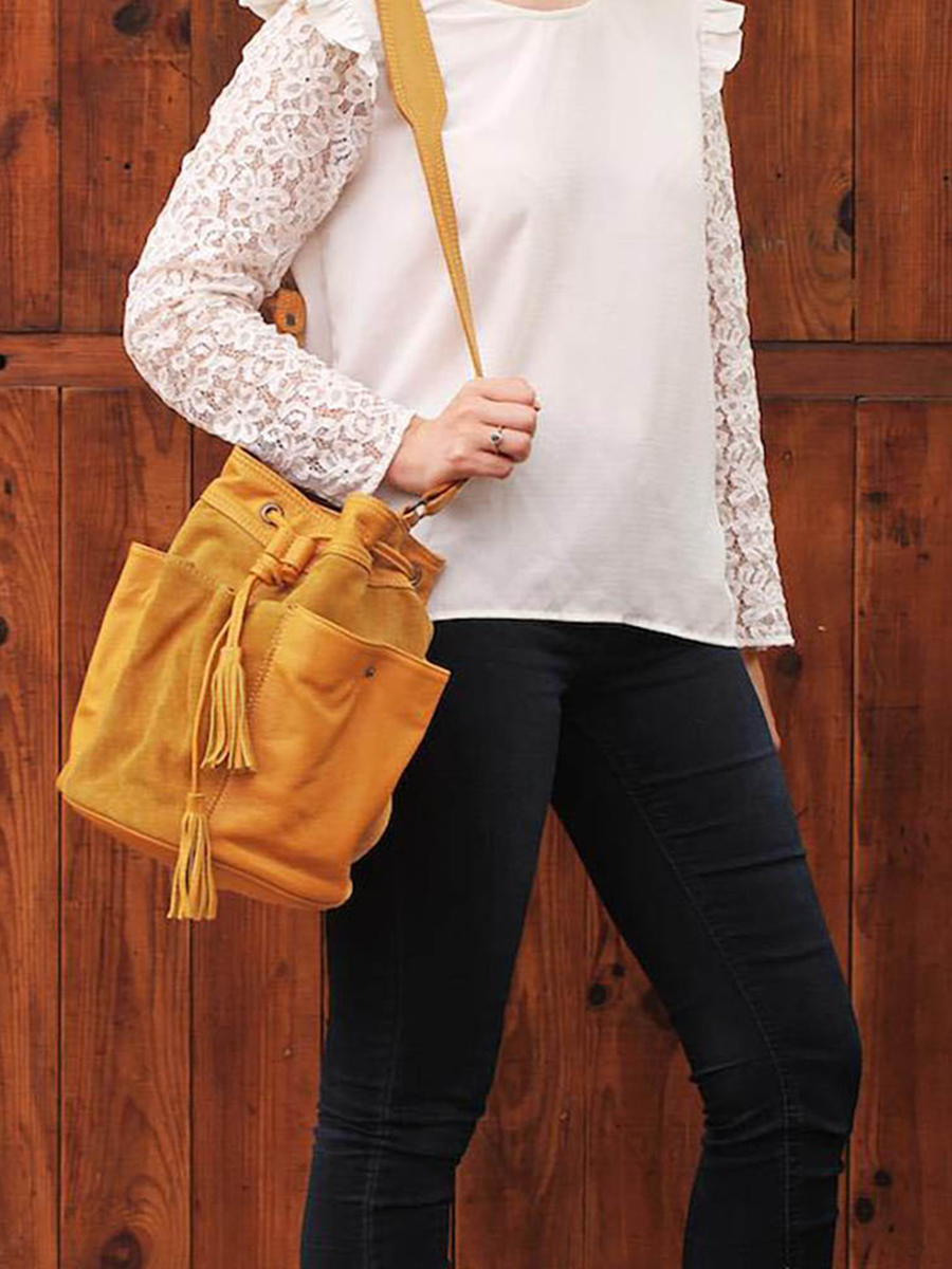 photo-portee-sac-bandouliere-cuir-femme-jaune-fleur-safran-paul-marius-w10-y