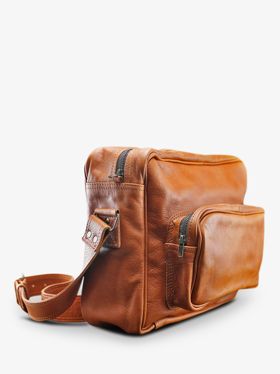 photo-vue-de-cote-sac-48h-cuir-homme-marron-leretro-naturel-paul-marius-m15-l