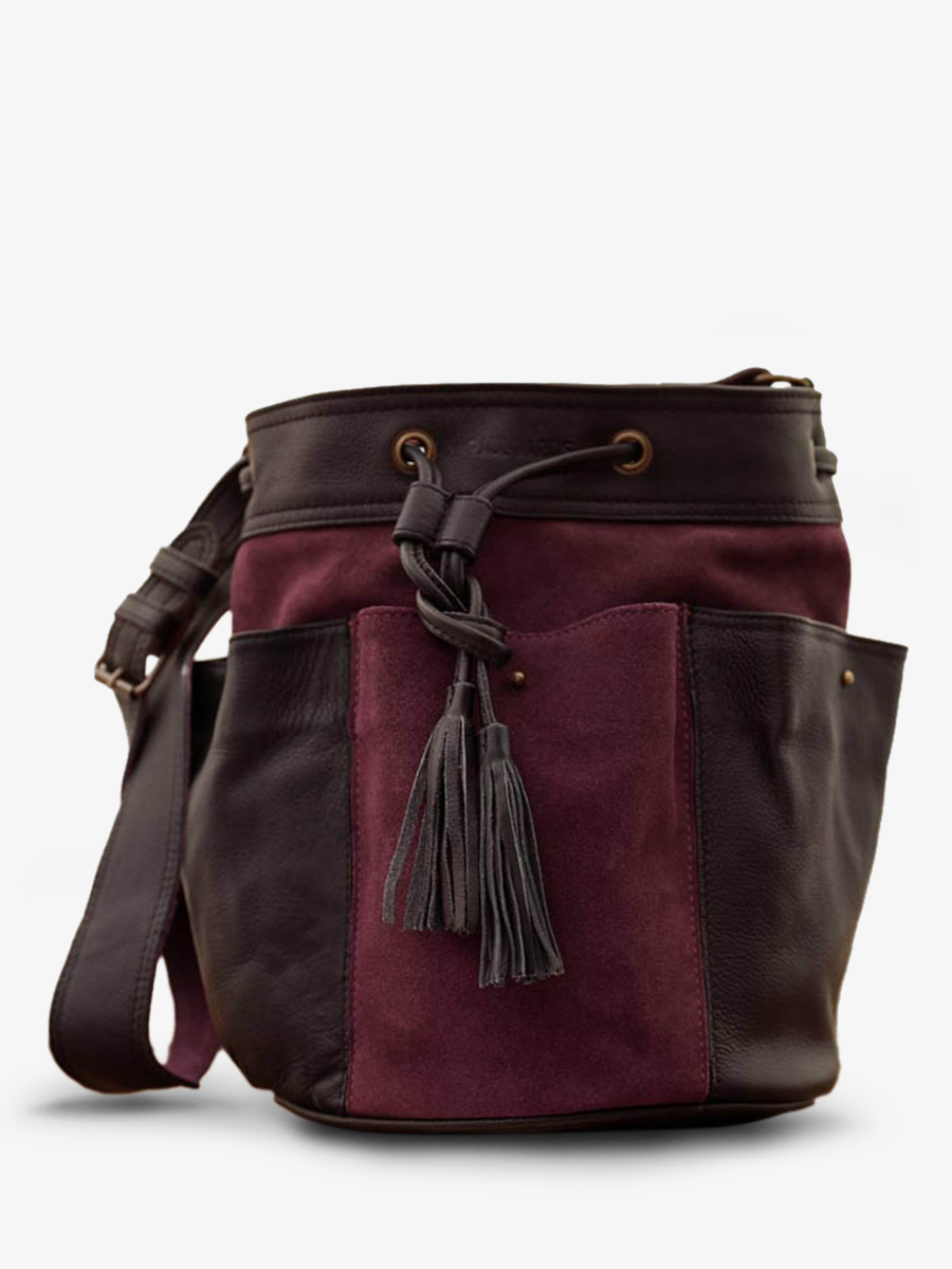 photo-vue-de-cote-sac-bandouliere-cuir-femme-noir-fleur-noir-prune-paul-marius-w10-b-p