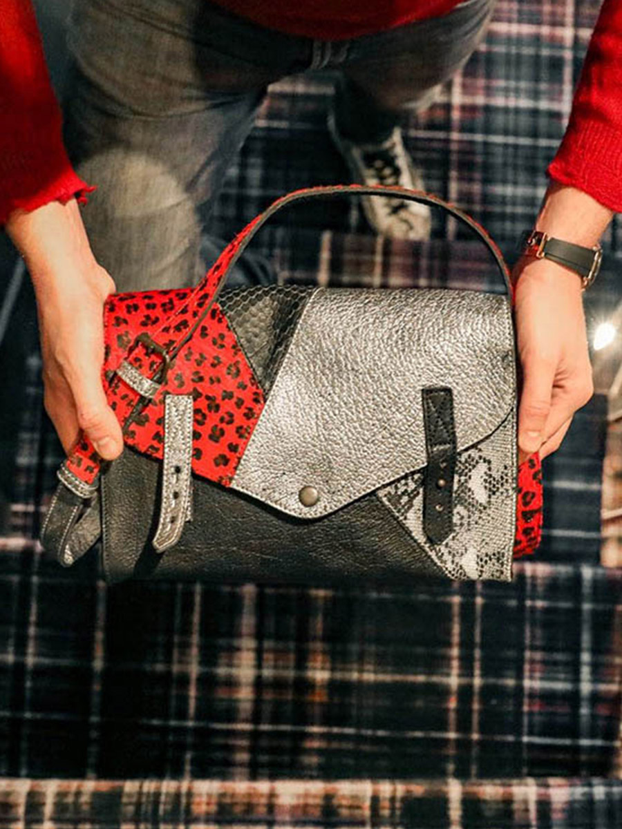 photo-matiere-sac-bandouliere-cuir-femme-argente-noir-rouge-lindispensable-chimere-argente-noir-rouge-paul-marius-w08-s-b-r