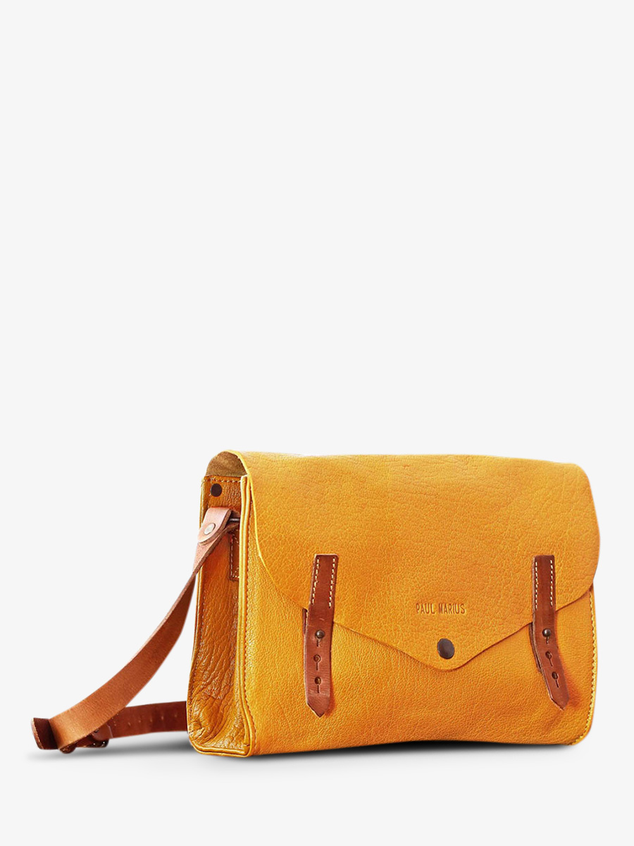 photo-vue-de-cote-sac-bandouliere-cuir-femme-jaune-lindispensable-safran-paul-marius-w08-y