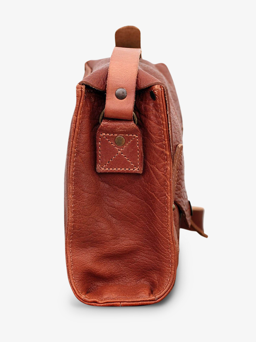 photo-vue-de-cote-sac-bandouliere-cuir-femme-marron-lindispensable-naturel-paul-marius-w08-l