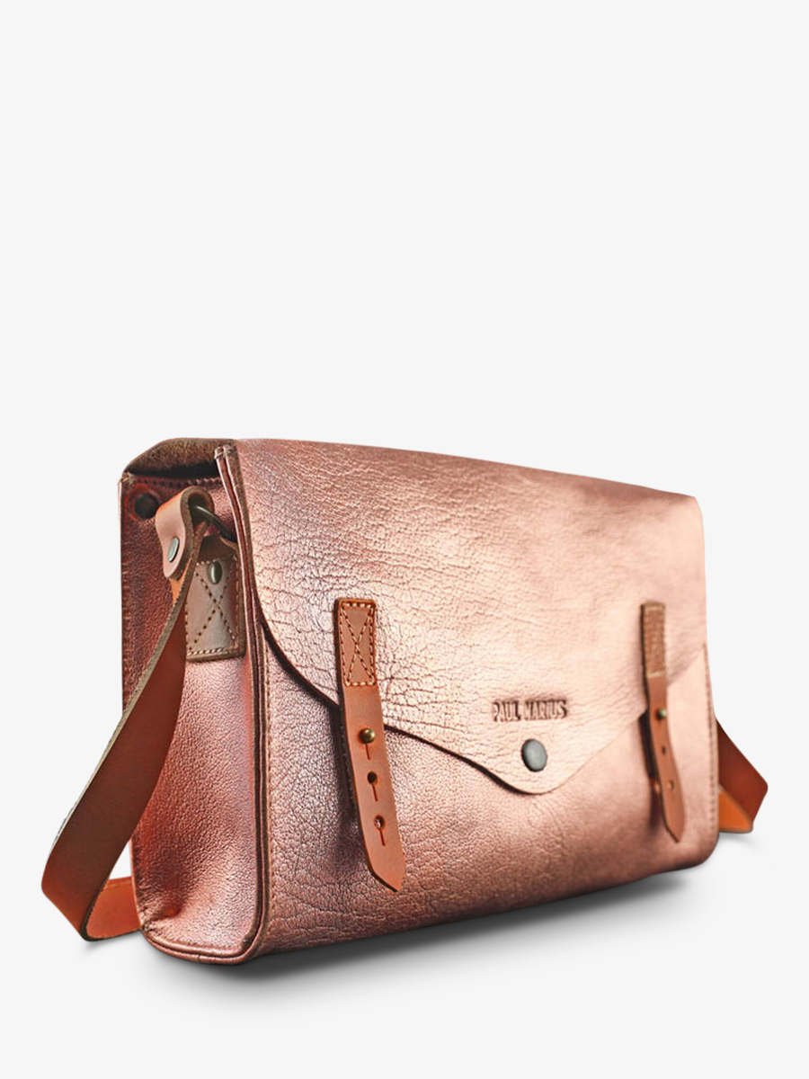 photo-vue-de-cote-sac-bandouliere-cuir-femme-rose-dore-lindispensable-or-rose-paul-marius-w08-g-pi